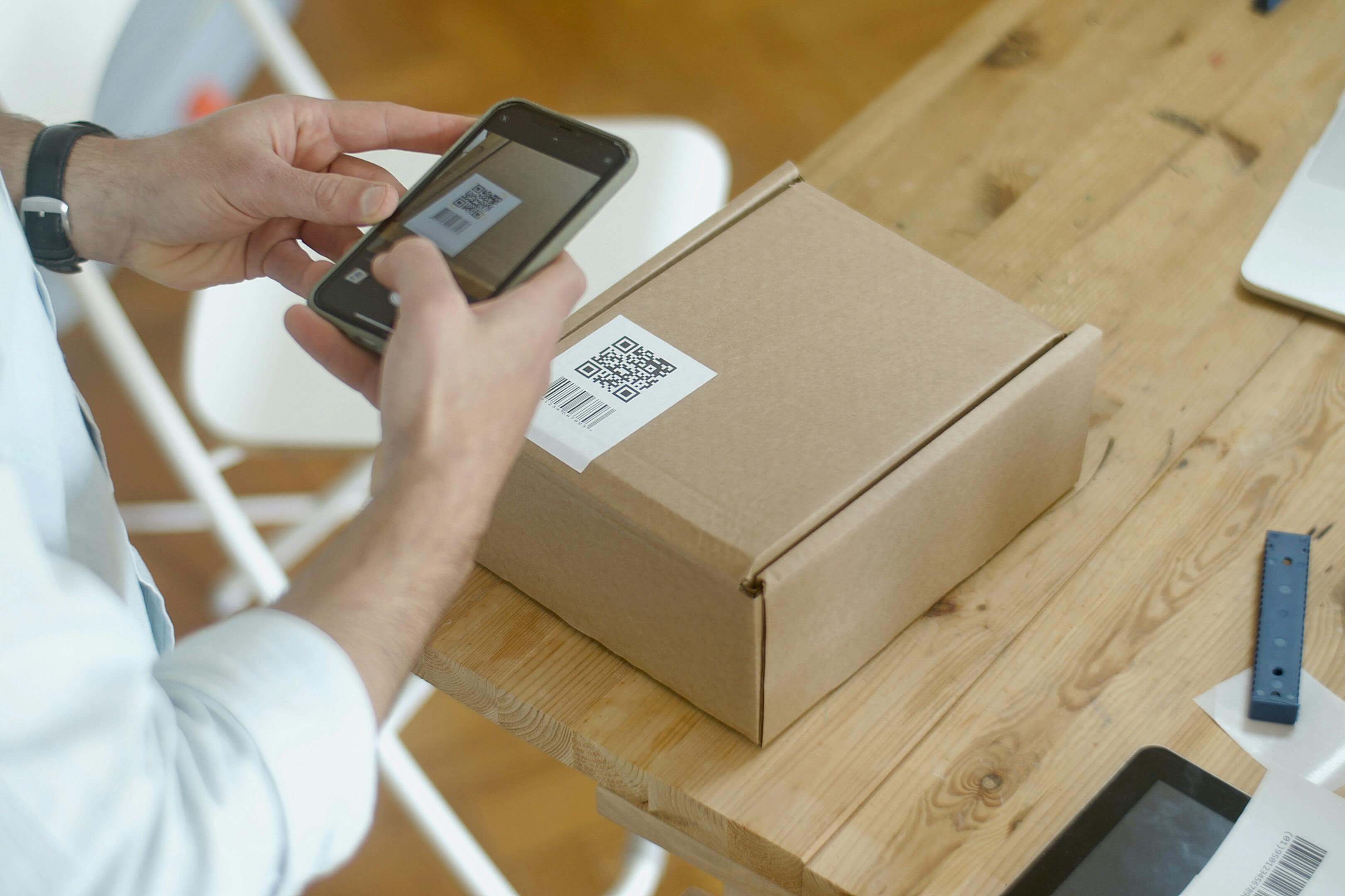 Escaneo de código QR en paquete